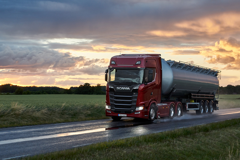 A SCANIA V8 MAIS REBAIXADA QUE VOCÊ JÁ VIU!!! 